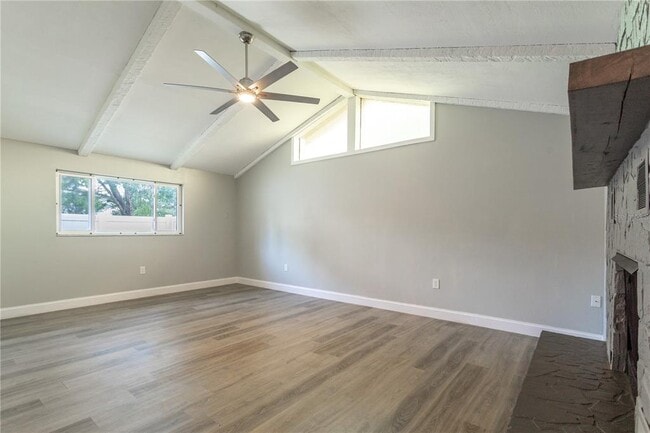 Building Photo - 2021 Valley Dr