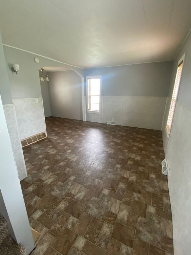 Building Photo - 3 Bed 1 Bath with Double Stall Garage