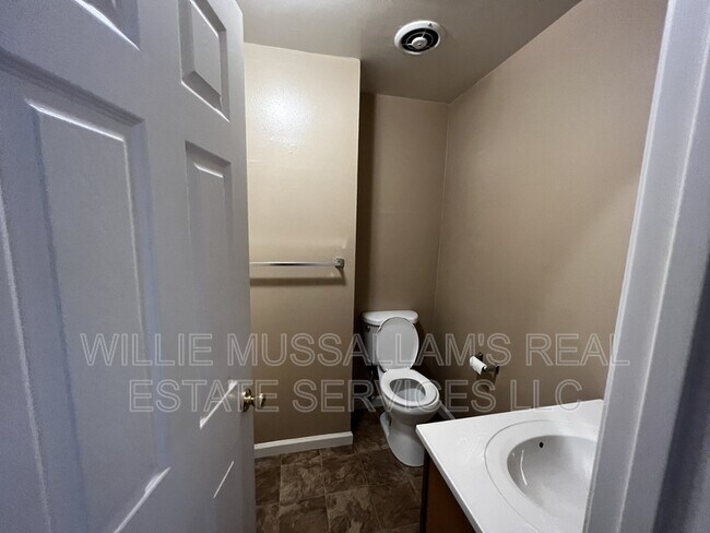 Building Photo - 1625 Court Dr