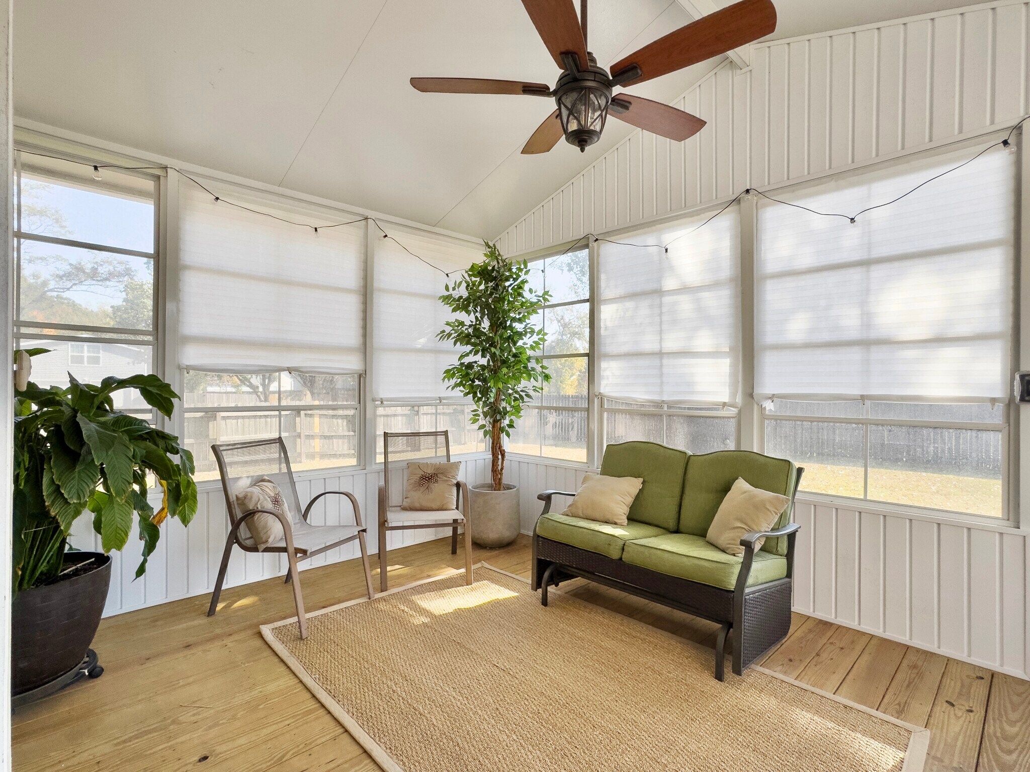 enclosed back porch / sunroom - 7900 Elderberry Cir