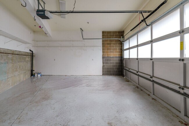 Building Photo - Stunning Downtown Condo