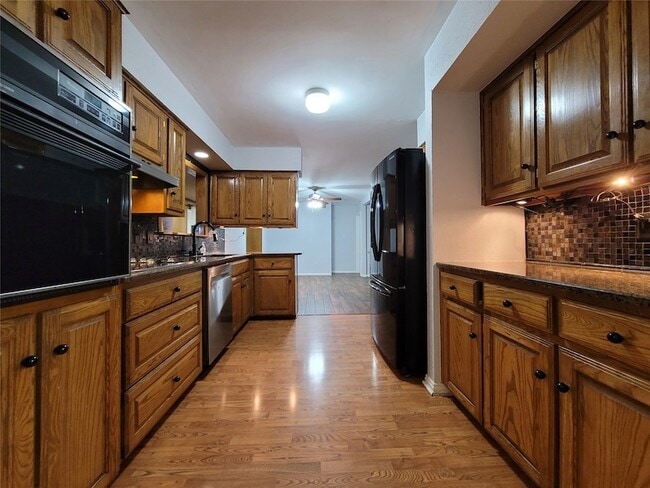 Building Photo - 738 Hawthorne Ln