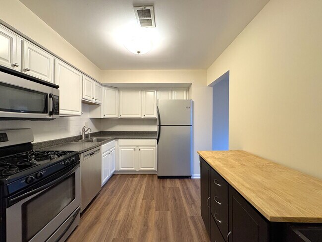 Building Photo - Charming Reston Townhome: Your Ideal Commuter's Haven