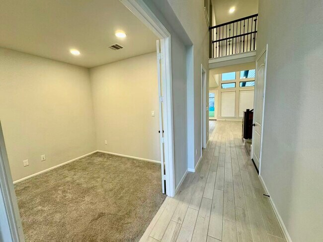 Building Photo - 10503 Shining Dawn Wy