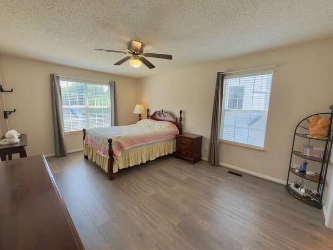 Building Photo - 4585 Village Park Dr E