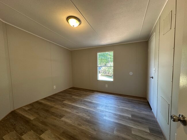 Building Photo - 319 Bridgeview Dr