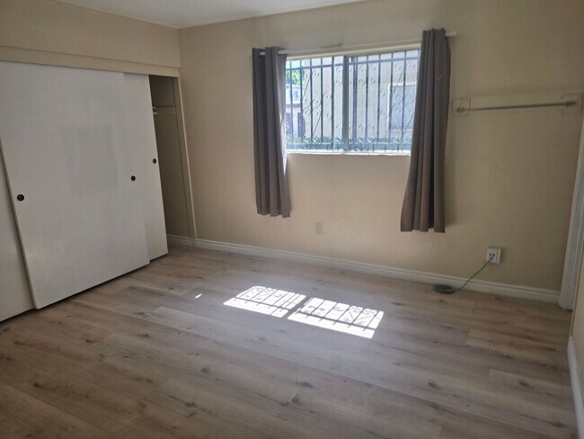 Building Photo - Newly Renovated 2 Bed / 2 Bath Downstairs ...