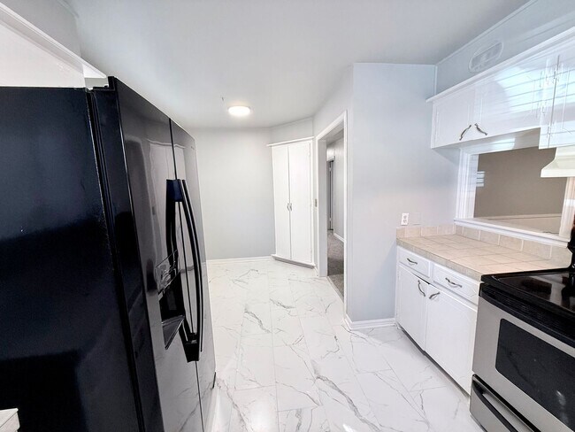 Building Photo - Charming 3 BD 1.5 BA w/ Bonus Room in the Village!!