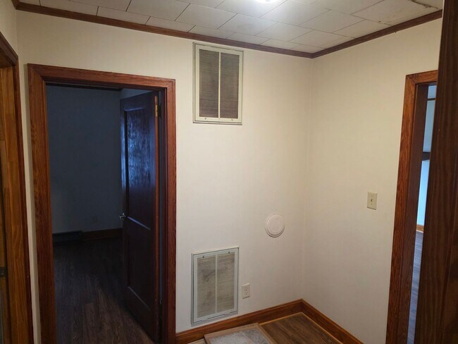 Building Photo - 3 Bedroom, 2 Bath home on a large lot with...