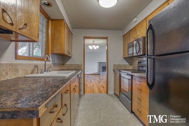 Building Photo - Charming single-family home!