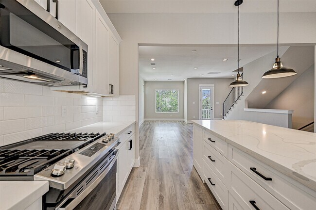 Building Photo - 1302 W 24th St