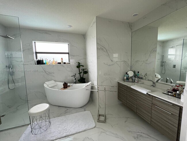 Building Photo - 8865 NW 160th Ter