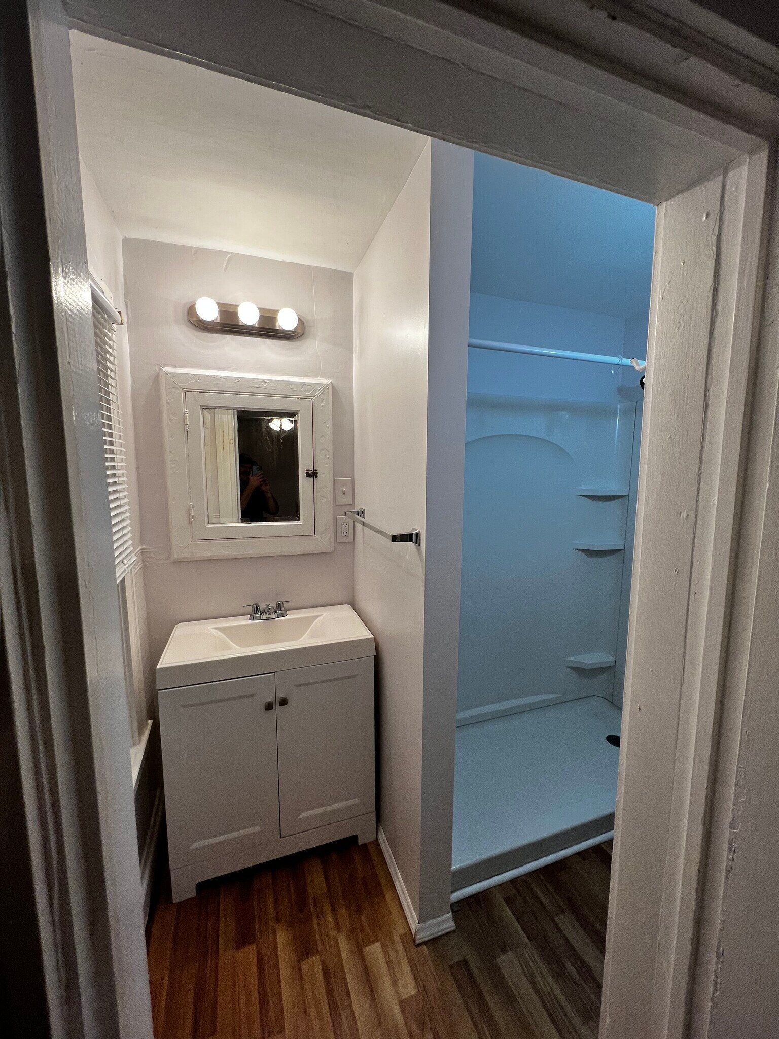 Bath - 7356 - 7358 Perry Street