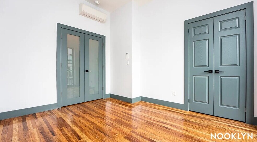 Building Photo - 52 Monitor St