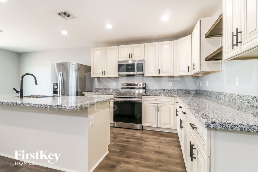 Building Photo - 3858 W Tamarisk Ave