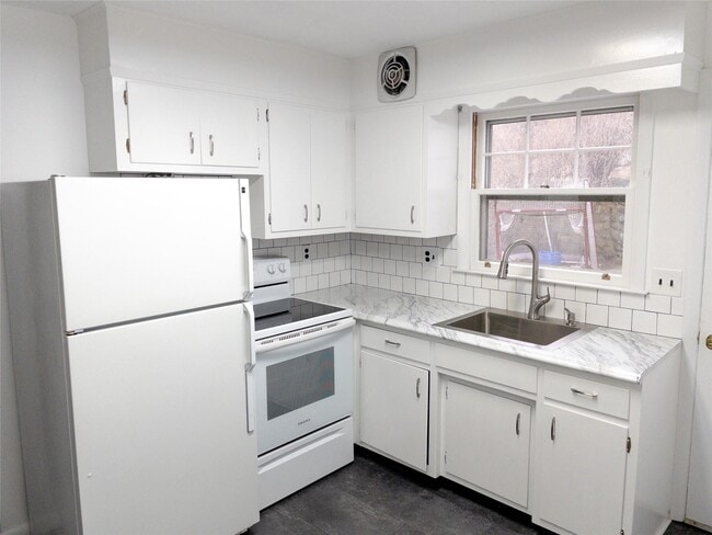 Building Photo - 122 Titicus Rd