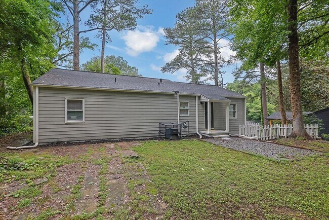 Building Photo - 2222 Beecher Cir SW