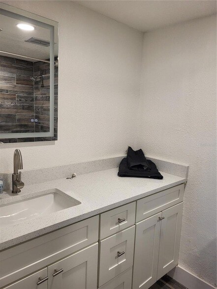 Building Photo - 4650 Cove Cir