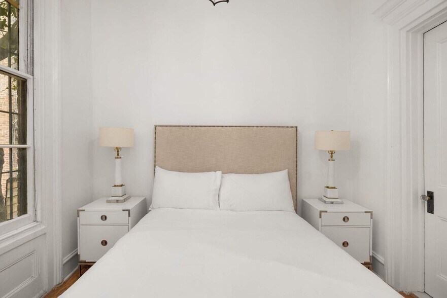 Building Photo - 3 E 9th St