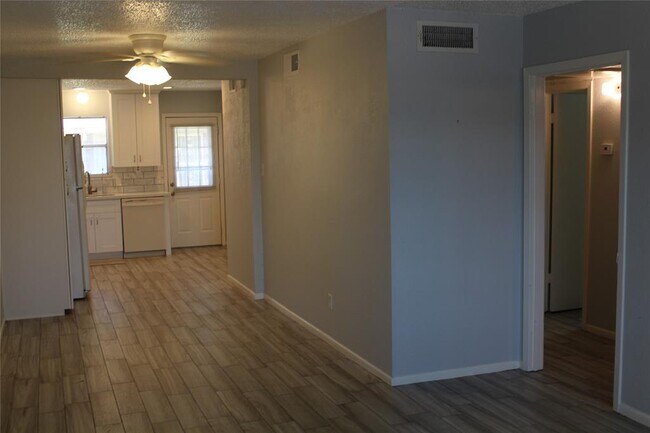 Building Photo - 1016 W Tri Oaks Ln