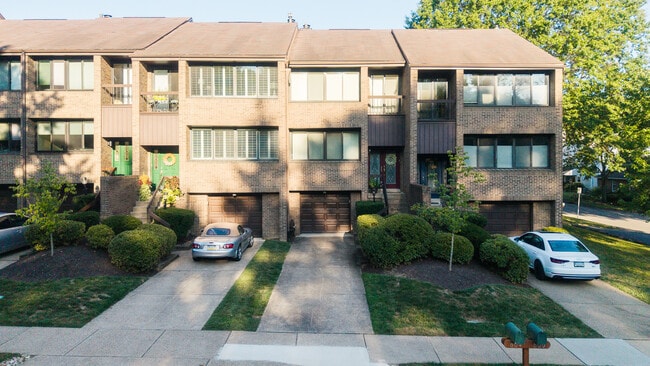 Building Photo - 804 Fairways Dr