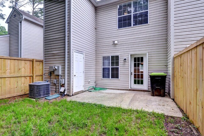 Building Photo - Coventry Townhome Move In Ready.