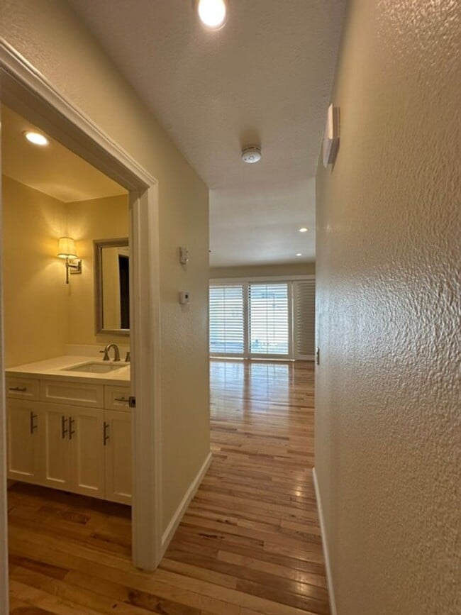 Building Photo - Stunning END-UNIT 3-bedroom condominium located in Agoura Hills
