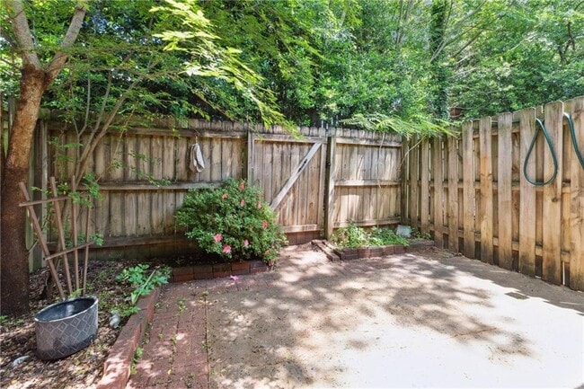 Building Photo - 121 Rondak Cir