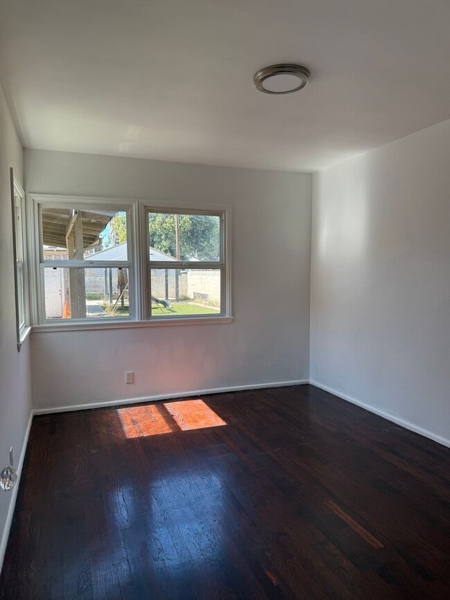 Building Photo - Van Nuys, 2br -1ba HOME