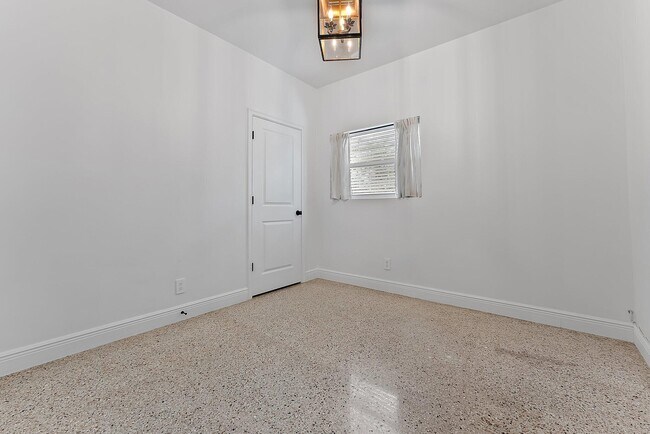 Building Photo - 513 E Whitney Dr