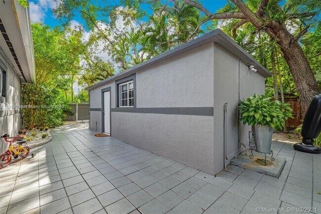 Building Photo - 385 NE 82nd Terrace