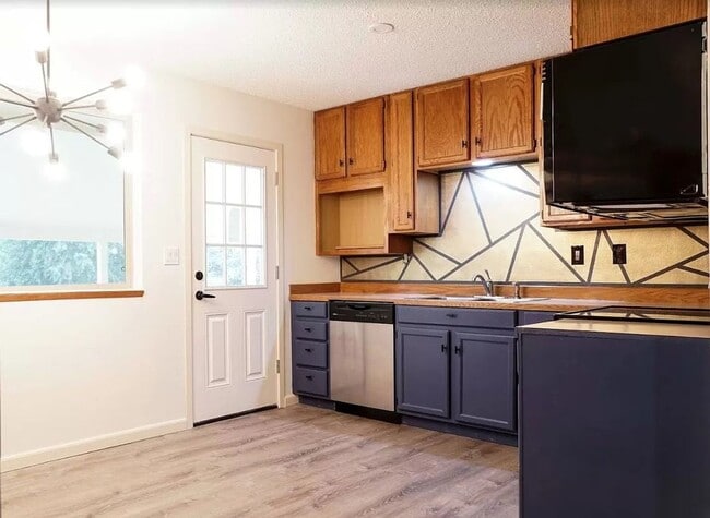 Building Photo - Large 4 Bed, 2 Bath House Available For Rent*