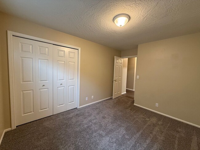 Building Photo - Check out this lovely 3-bedroom, 2-bath ho...