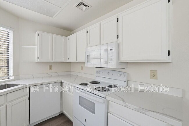 Building Photo - 930 N Mesa Dr