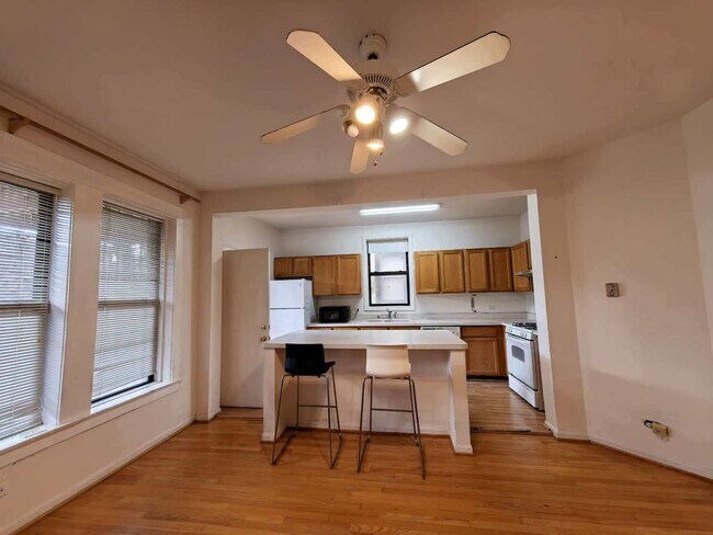 Building Photo - 651 E 50th Pl