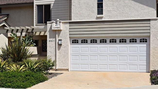 Building Photo - Stunning 4BR 2.5BA UTC Townhome - Updated ...