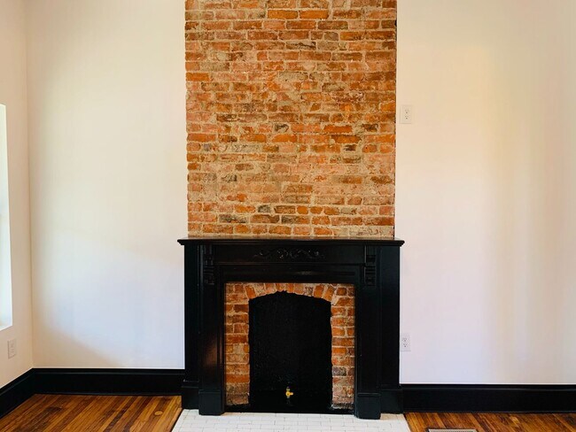 Building Photo - 3 Bedroom 2.5 Bath Just Steps from Franklin Park!!