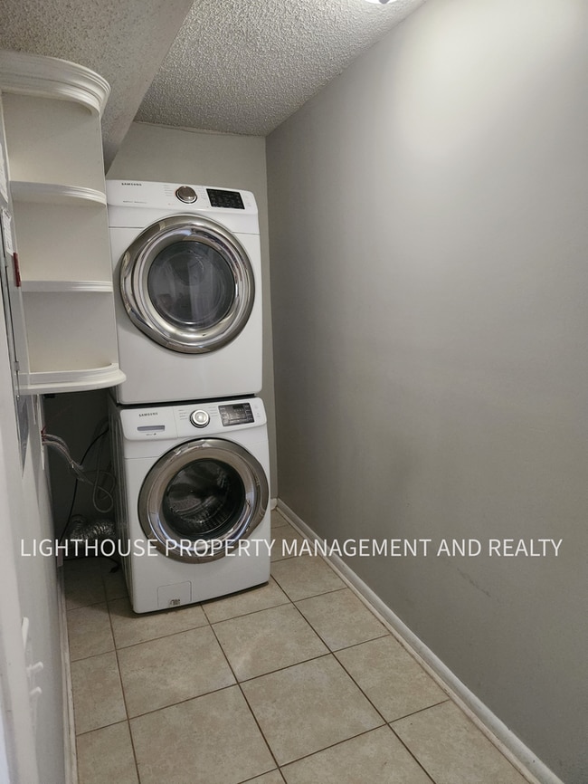 Building Photo - Beautifully Updated 3/2 One Mile from Beach!