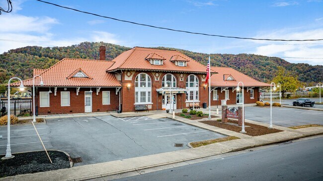 Building Photo - 216 3rd St