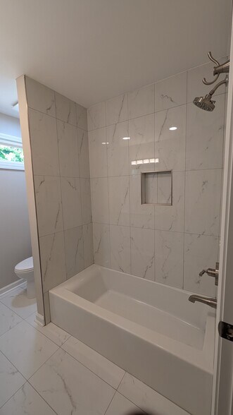 Main Shower/Tub - 540 Stell Rd