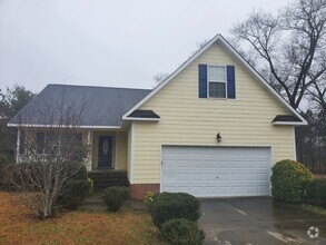 Building Photo - 3 bd/ 2 ba located MINUTES from Fort Bragg...