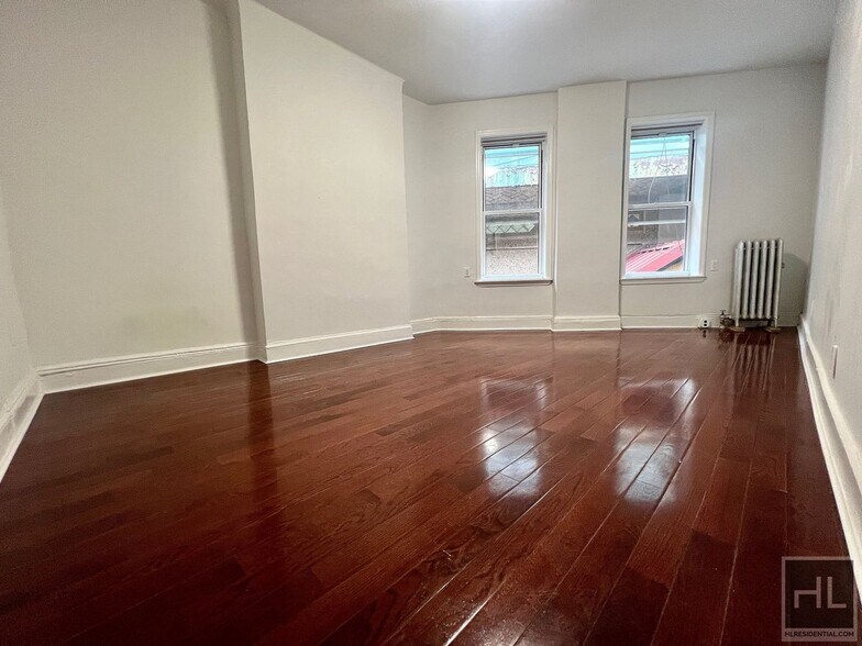 Building Photo - 3BR 1BA 1100sft Floor Through