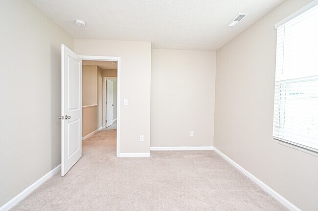 Building Photo - 5697 Julia Kate Dr