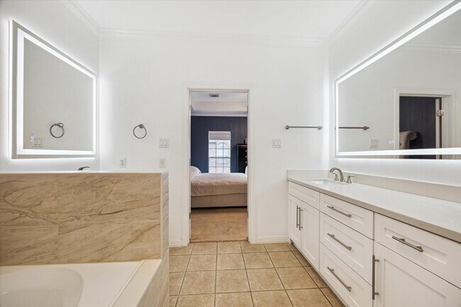 Building Photo - 2842 Briarhurst Park