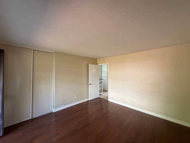 Building Photo - Beautiful 2Bd/1.5Ba Condo w/Washer/Dryer, ...
