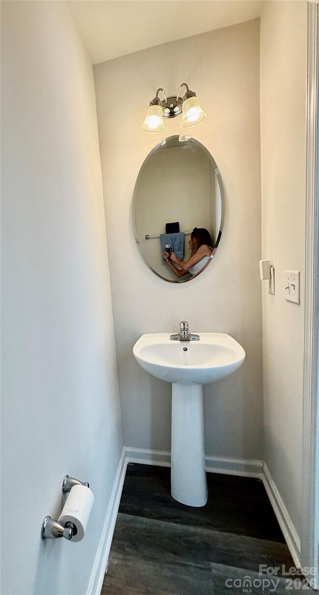 Building Photo - 828 Renee Ave