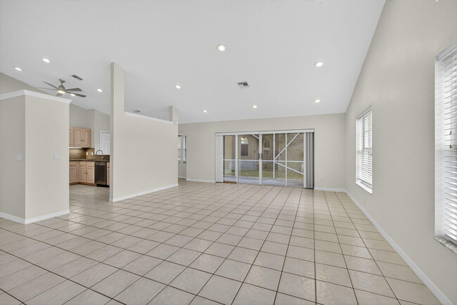 Building Photo - 12865 Meadowbend Dr