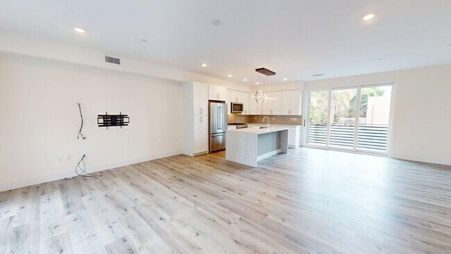 Building Photo - Gated | Light-Filled Townhouse | North Park