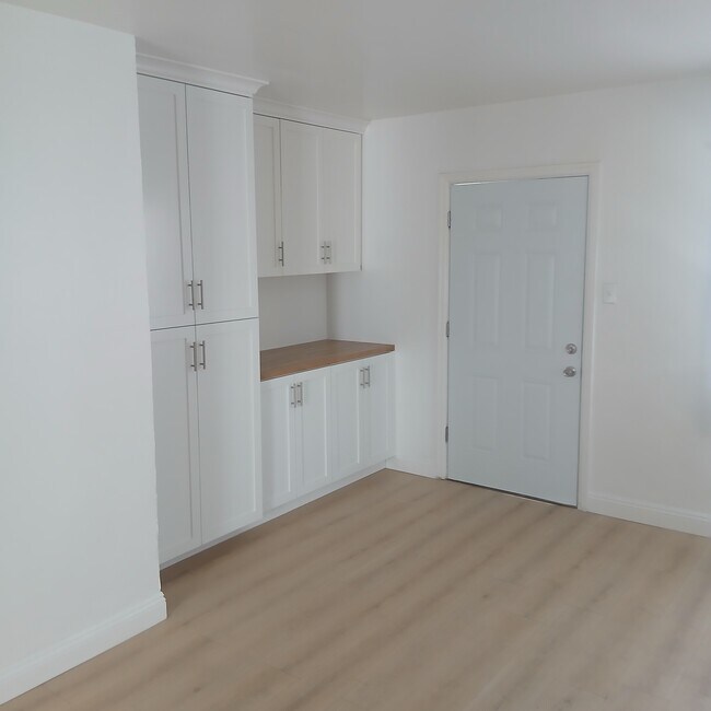 Building Photo - 434 S Del Mar Ave