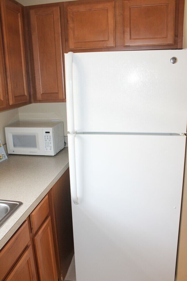 Building Photo - MOVE IN NOW-Water & electricity included 1x1 above garage apartment!! Full kitchen & bathroom!! W...